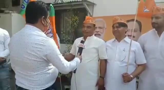 पार्लियामेंट स्ट्रीट: #भाजपा #कार्यकर्ताओं ने मनाया #स्थापना दिवस समारोह।