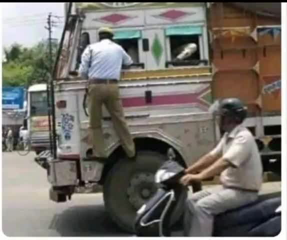 तेज़ गर्मी में  ड्राइवर को पानी पिलाते हुए पुलिस मामा ,
(अब कुछ जलनखोर कहेंगे कि ये ATM से रुपए निकाल रहा है) #uppolic