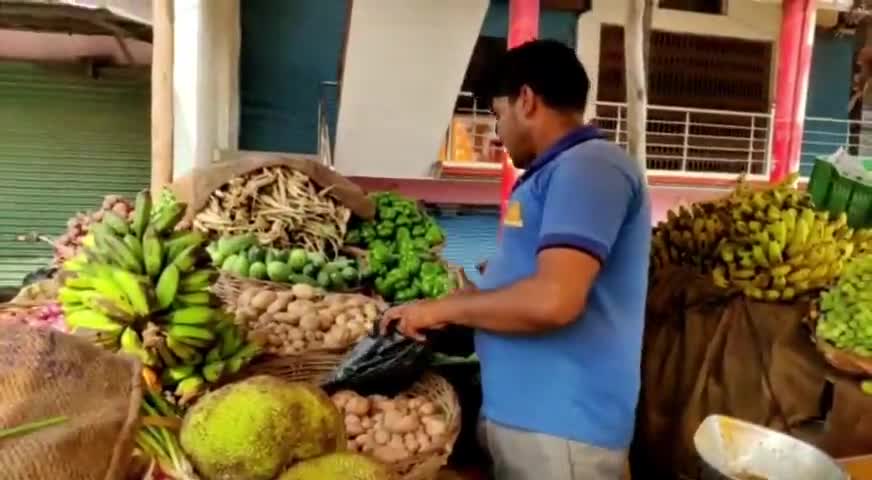 भिनगा: नीबू के बढे दाम पर भिनगा इलाके के लोगों ने दी प्रतिक्रिया, बोले - महंगा होने के कारण ज्यादा नहीं ले सकते #नीबू