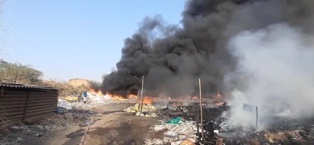 गुरुग्राम के सेक्टर 74A में लगी भयंकर आग, जल गई झुग्गियां.
#fireoutbreak #gurugramnews #gurugramfire #fireaccident