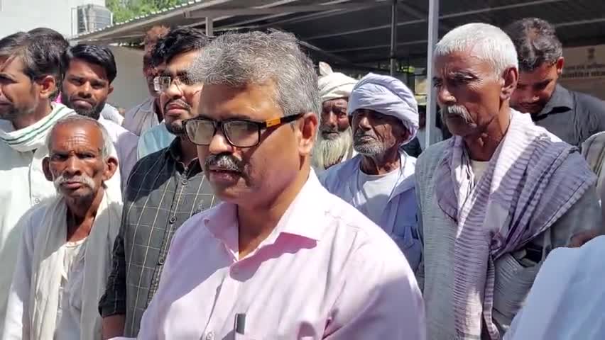 अलवर: #जमालपुर,लक्ष्मणगढ़ के अग्निपीड़ितों के साथ मंत्री श्री टीकाराम जूली से मिलकर मुआवजे की मांग की।