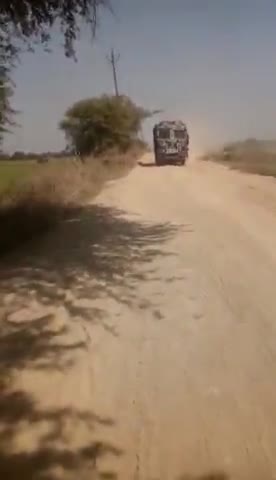 खागा: पक्की सड़क बना कच्चा मार्ग ओवरलोड बालू के ट्रक के कारण हुआ यह हाल
#विधायक
#सासंद
#लोकनिर्माण