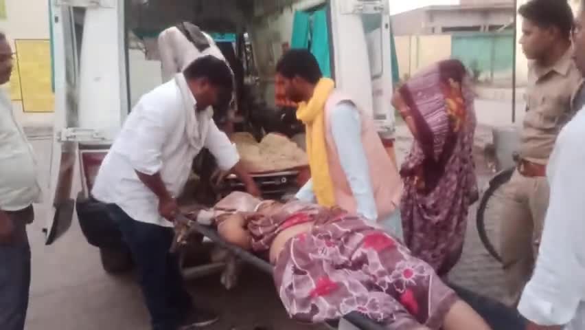 बबेरु विधानसभा 233 के एक गांव में आपसी भाइयों की लडाई में समझौता करवाने का प्रयास करते हुए इलाज में सहयोग किया #पीसीपटेल