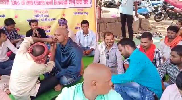 बलौदाबाज़ार: मनरेगा कर्मचारी संघ का आज  पांचवे दिन मे सरकार के खिलाफ मुंडन कराकर किया प्रदर्शन﻿#नियमितीकरण