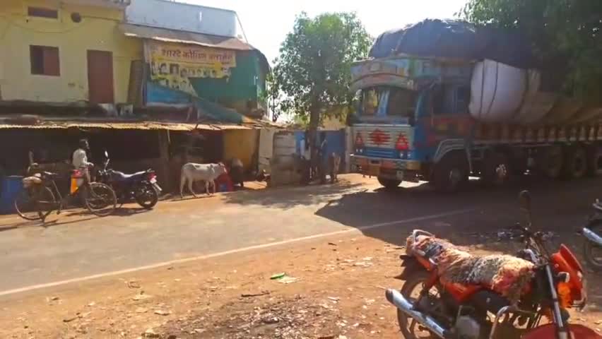 भूसे से भरे ओवरलोड वाहनों से बन रही जाम की स्तिथि। #highway #issue #viral #road #problem