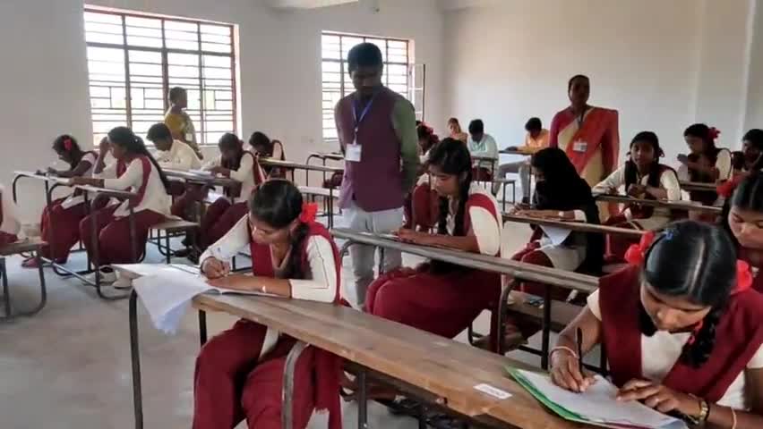 बरगढ़: परियोजना उच्च विद्यालय बरगढ़ परीक्षा केंद्र पर मैट्रिक की हिंदी की परीक्षा शांतिपूर्ण तरीके से हुई संपन्न #बोर्ड_परीक्षा