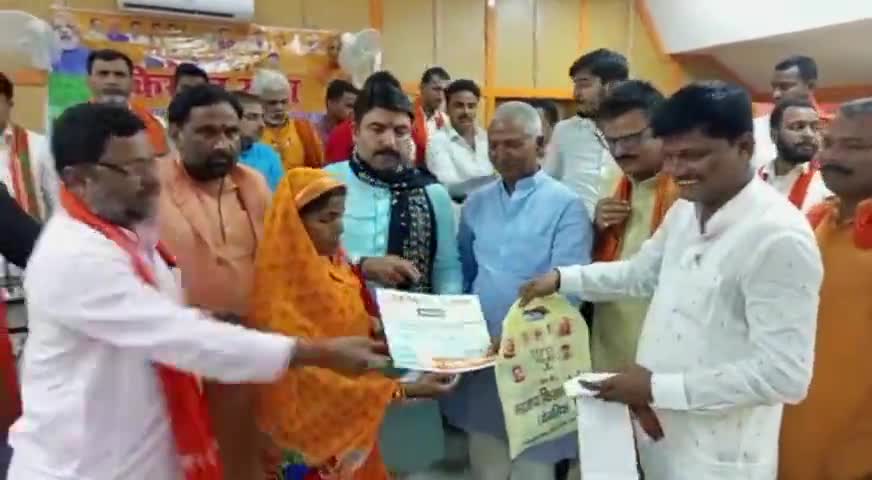 #भाजपा द्वारा चलाये जा रहे #सामाजिक न्याय पखवाड़ा के तहत #सांसद और #विधायक ने #किसानों को अंगवस्त्र दे किया सम्मानित
