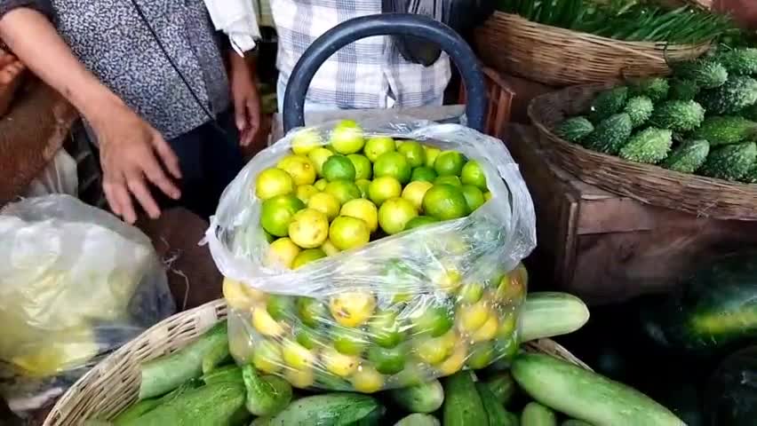शेरघाटी: जरूरतें कम कर फल-सब्जियों की महंगाई का सामना कर रहे शेरघाटी के लोग #नींबू