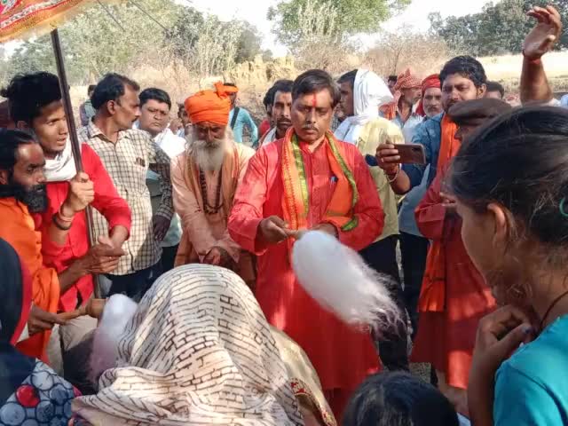 #मऊगंज_विधानसभा

ग्राम पंचायत बरांव में श्री हीरागिरी संत सम्मेलन कार्यक्रम में शामिल हुआ !
