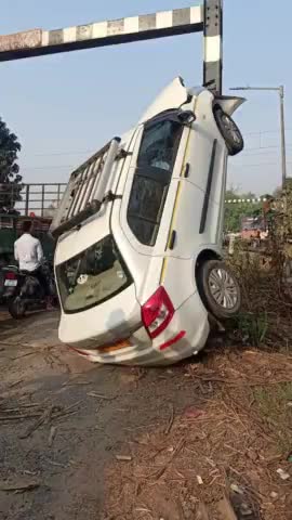 कांठ रेलवे क्रॉसिंग पर तेज़ रफ़्तार स्विफ्ट डिसायर अंकण्ट्रोल होकर क्रॉसिंग बूथ से टकराई
#zen1news #kanthpolish #kanth