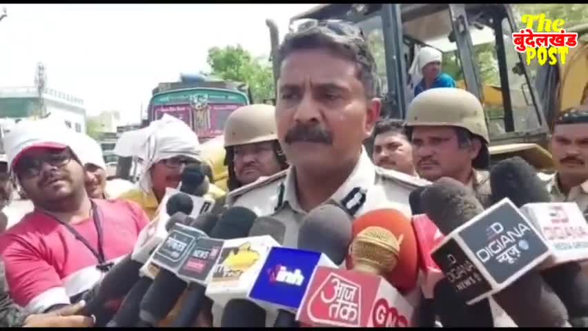 इंदौर संभागायुक्त डॉक्टर पवन शर्मा कल रात से ही #खरगोन में हैं। 
उन्होंने बताया है कि यहाँ #रामनवमी के जुलूस में पथराव