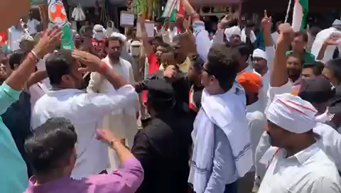 सीधी- बेरोजगारी, आर्मी भर्ती, पुलिस भर्ती, व्यापम महंगाई एवं कोरोना के दौरान संविदा पर रखे डॉक्टर और नर्सों को बिना कारण हटाए जाने के खिलाफ युवा कांग्रेस का हल्ला बोल🙏 #vyapam