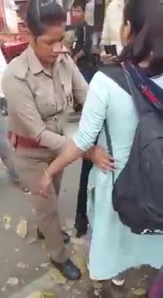मैनपुरी में कट्टा के साथ गिरफ्तार टीचर जी, कट्टा ले कर चलती है। वजह का पता नही चला।। #वायरल_वीडियो
#धन्यवाद_UP_Police