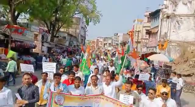 मन्दसौर जिला युवा कांग्रेस द्वारा व्यापमं घोटाला, बेरोज़गारी और महंगाई के विरोध में जंगी प्रदर्शन किया गया।

मोदी शिवराज धोका है देश बचालो मोका है 

#हल्लाबोल