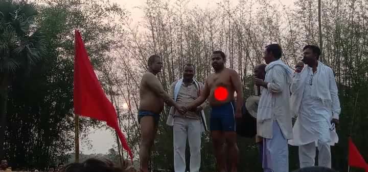 गम्हरिया युवा राष्ट्रीय जनता दल के प्रखंड उपाध्यक्ष Rajkishor Kumar ने #चैती_दुर्गा_स्थान_भेलवा के मैदान में दंगल प्रतियोगिता में #मध्य_प्रदेश के भीम पहलवान को पराजित कर जीत हासिल किए।इसके लिए मैं #राष्ट्रीय_जनता_दल एवं पूरे गम्हरिया प्रखंड