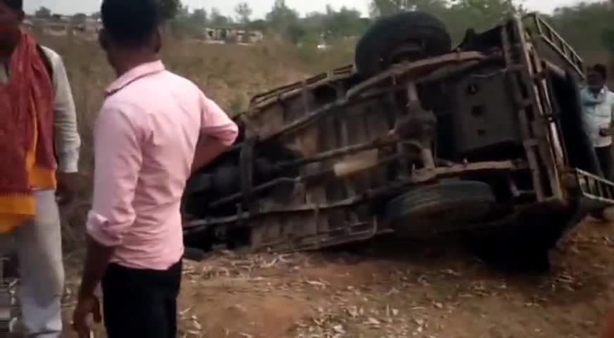 भवनाथपुर: टाउनशिप रेलवे क्रॉसिंग के समीप ब्रेक फेल होने से कमांडर जीप पलटी, पिता सहित पुत्र व पुत्री हुई घायल #सड़क_हादसा