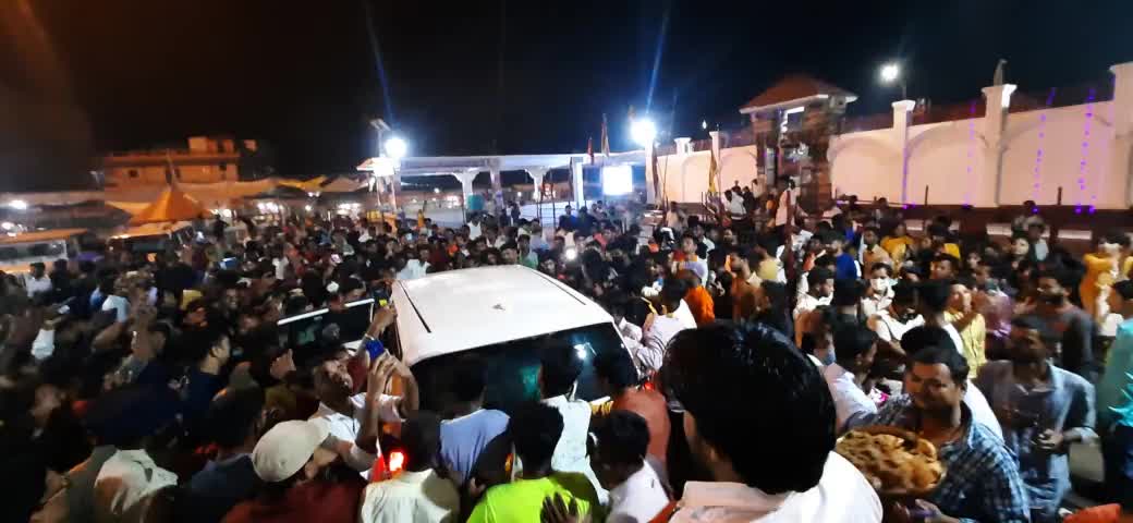 #थावे मंदिर #पहुंच #उदित #नरायरण #माता रानी के #दर्शन किए 
और अपने चाहने वाले के साथ #सेल्फी (photo) भी शुट किये#singer