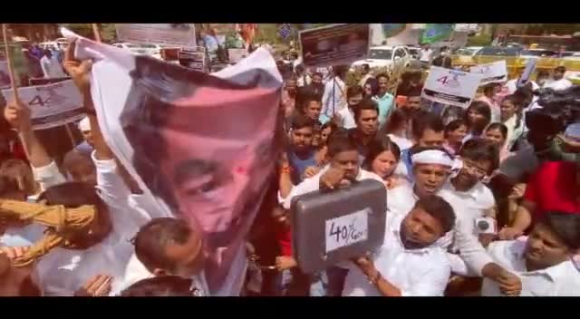 कर्नाटक के मंत्री #Eshwarappa के इस्तीफे की मांग को लेकर #IYC का #srinivasiyc की अध्यक्षता में दिल्ली में प्रदर्शन।