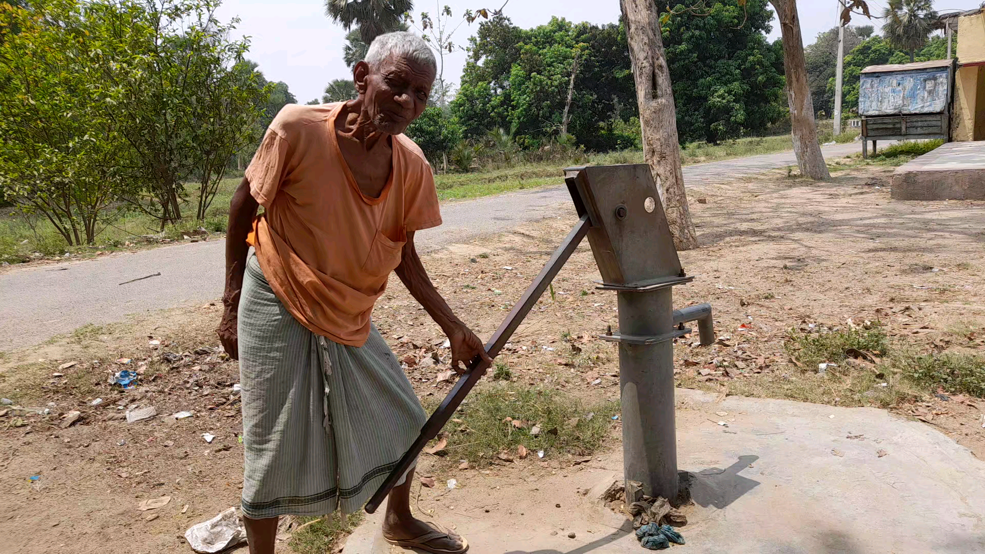 #परैया प्रखण्ड के मझियावा सरबोदे नगर मन्दिर समीप कई महीने से हैंडपंप खराब! पानी के लिए लोग परेशान।