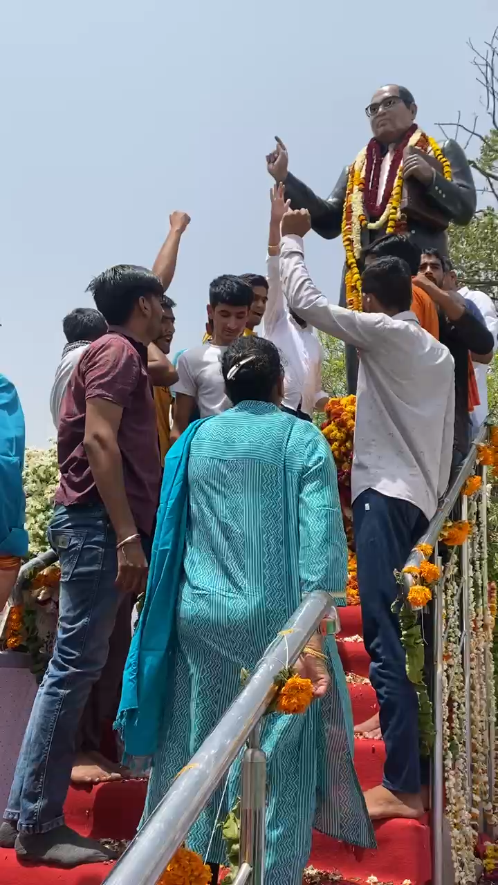 आज  #आरएलपी परिवार के सदस्यों के साथ। भारत रत्न डॉक्टर भीमराव आम्बेडकर जी की प्रतिमा पर माल्यार्पण करके बाबा साहब को श्रद्धांजलि अर्पित की !
  #TeamRLP