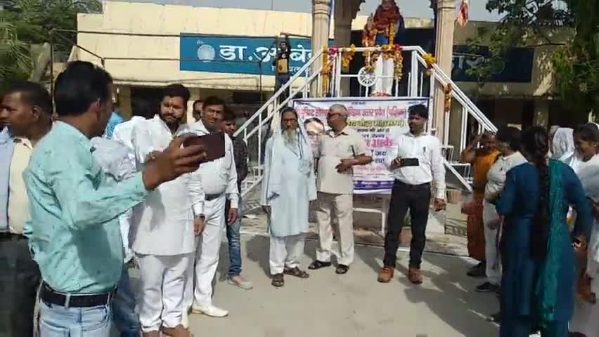 इटावा: डॉक्टर अंबेडकर को किसी धर्म जाति वर्ग की सीमा के बंधन में नहीं बांधा जा सकता खाद्य अब्बास #संविधान #निर्माता