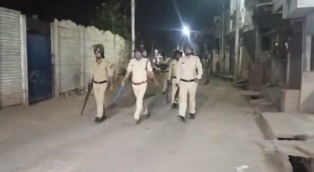 खरगोन के आनंद नगर क्षेत्र में फिर हुआ पथराव, भारी संख्या में पुलिस पहुँची ।

#Khargone #Violence