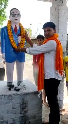 आज #नगर_पंचायत_खमरिया के #खलवापुर व #दशमी_की_बारी वार्ड में बने #अम्बेडकर_पार्क में संविधान निर्माता,#भारत_रत्न,परम श्रधेय बाबा साहब #डा_भीमराव_अम्बेडकर जी की #प्रतिमा पर #माल्यार्पण कर व  #पुष्प_अर्पित किये।