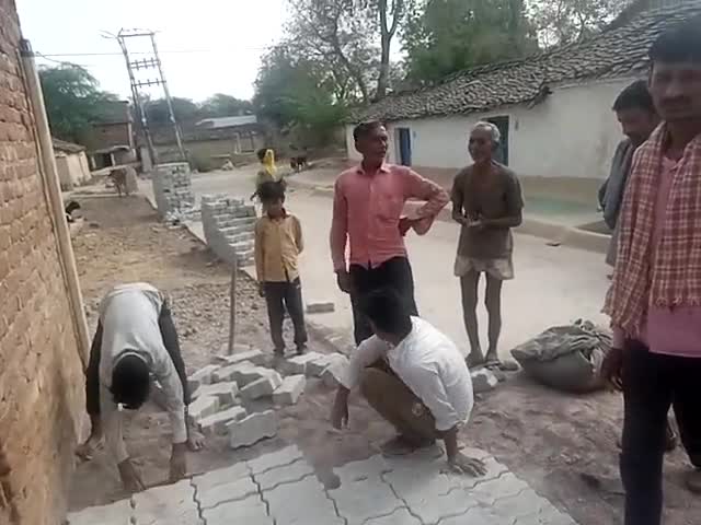 #रूपनगर_चरखारी:#PWD ठेकेदार की लापरवाही के चलते #2महीनों से कार्य पड़ा अधूरा रास्ते में ही ईटा बालू महीनों से पड़ा  है रास्ते से आने जाने वाले वाहनों एवं मुहल्लवासी को हो रही समस्या से छात्र मिलकर कार्य कर रहे ठेकेदार से कई बार निवेदन किया