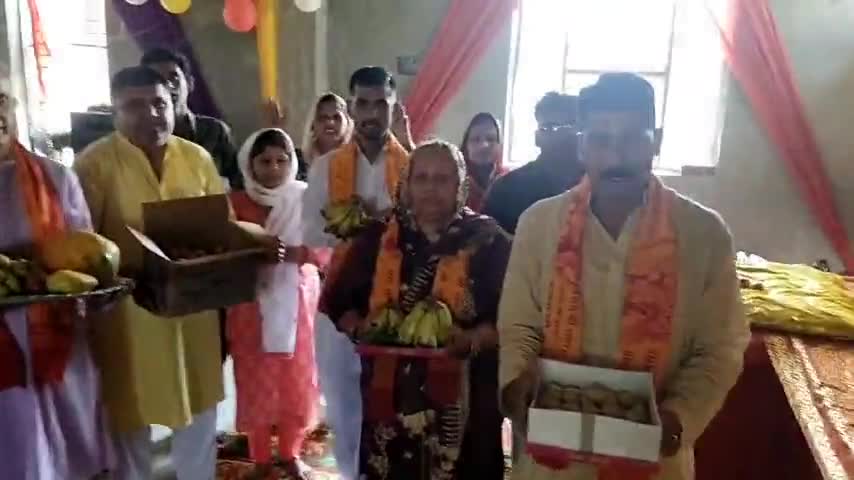 श्री बाला जी महाराज के #जन्मोत्सव पर भगत जन श्री बाला जी धाम #रामगढ़ में बहुत ही श्रद्धा भाव से बाला जी #भगवान को फल मेवा #मिष्ठान का #भोग लगाने के लिए प्रार्थना करते हुऐ !