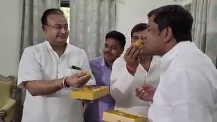#बीजेपी की हार या #वीआईपी की ‘जीत’... #मुकेश #सहनी के यहां #लड्डू खाने खिलाने का कार्यक्रम शुरू हो गया है. भले हार मिली हो लेकिन क्या फर्क पड़ता है... जिसे जवाब देना था उसे मिल गया... #सहनी के #जश्न का अनोखा रंग देखिए.