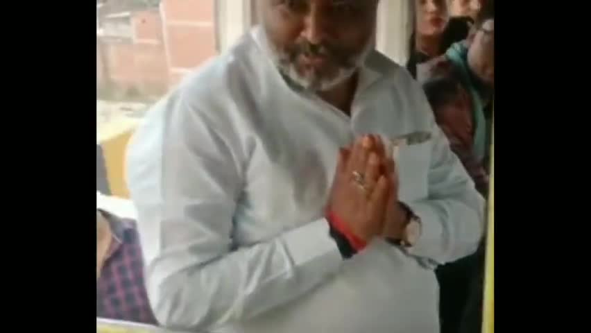 #वाराणसी-#प्रयागराज #रूट पर #दयाशंकर_सिंह ने रोकी #रोडवेज VIDEO: #यात्रियों से बोले- मैं #परिवहन मंत्री#yogiadityanath