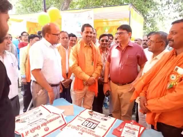 #आजादी_के_अमृत_महोत्सव के उपलक्ष्य में #चरखारी_सामुदायिक_स्वास्थ्य_केंद्र में आयोजित स्वास्थ्य मेले का शुभारंभ एमएलसी बांदा-हमीरपुर श्री जितेन्द्र सिंह सेंगर  द्वारा फीता काटकर किया गया।इस मेले में लोगों को निःशुल्क स्वास्थ्य सुविधाए कराई