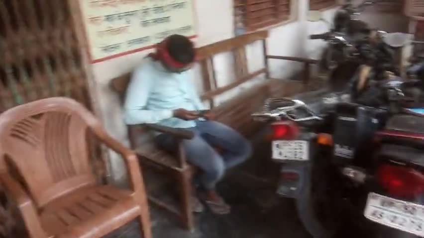 भाटपार रानी: सेंट्रल बैंक का बरामदा बना मोटरसाइकिल स्टैंड.. ध्यान दें जिम्मेदार#dmdeoria #deoriapolice