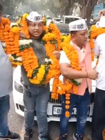 दिल्ली के #जहांगीरपुरी में #हनुमान_जयंती शोभा यात्रा पर हुई हिंसा को उचित ठहराते और उत्तेजित कर रहे लोगों की तस्वीरें