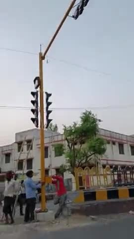 ट्रैफ़िक लाइट लगाने का कार्य किया जा रहा है #ट्रैफ़िकलाइट #gorakhpursmartcity #यातायातकेनियम #ajeetsinghvidrohi