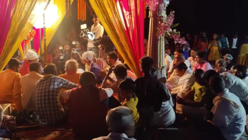 हैदरनगर प्रखंड के बहेरा गांव में  संजय सिंह के पुत्र के तिलक समारोह में शामिल होकर बधाई और शुभकामनाएं दी।
#stayblessed 
#HaidarNagar 
#husainabad