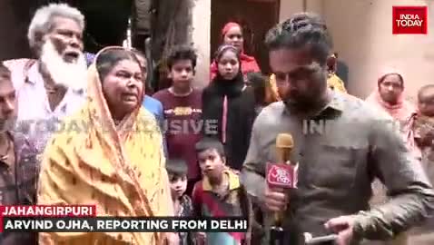 बिना कसूर अरेस्ट कर लिया, मेरा बच्चा पांच वक्त का नमाजी है, रोजा खोलने जा रहा था, किसी से बंदूक लेकर गोली चलाई उसने, मासूम है, अब पता नहीं कहाँ गया 

हाय मेरा मासूम रोजेदार बेटा , बस गोली ही तो चलाई थी #jahagirpuri #जहांगीरपुरी
