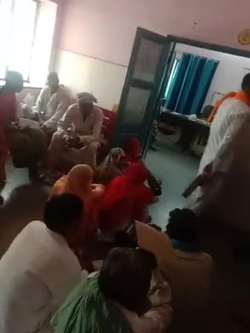 नोहर: Nohar Hospital me Dr. nahi rhne pe lagi bheed, logo ka bura haal 
#nohar #newsrajasthan24