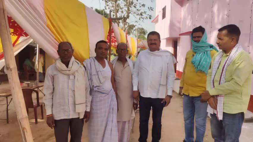 पिपरा प्रखंड अंतर्गत ग्राम हसनपुर में विश्वनाथ राम  (शिक्षक) की बेटी तथा पिपरा में लव सिंह के बहन के शादी समारोह में शामिल होकर बधाई एवं शुभकामनाएं दी। 
#StayBlessed 
#pipra 
#husainabad
