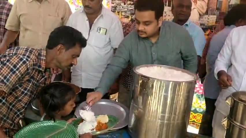 నర్సీపట్నం: నారా చంద్రబాబునాయుడు జన్మదినం సందర్భంగా నర్సీపట్నంలో అన్నదానం నిర్వహించిన టీడీపీ రాష్ట్ర ప్రధాన కార్యదర్శి విజయ్