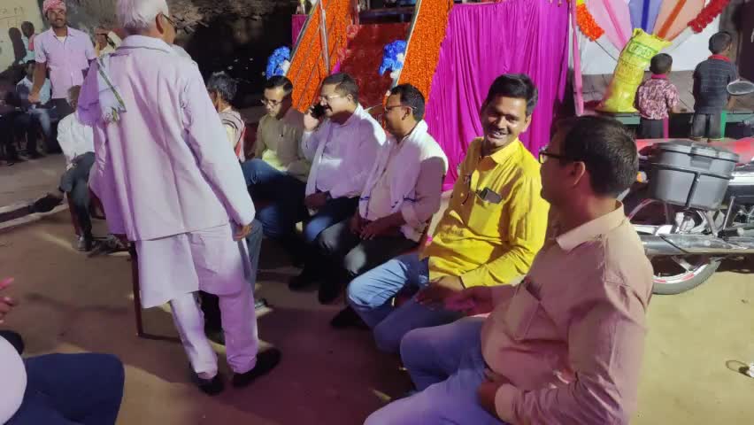 हुसैनाबाद प्रखण्ड के ग्राम पोखराही में हमारे फ़ौजी मित्र कैप्टन दुखन सिंह चंद्रवंशी के पोती और घोड़बंधा निवासी सुरेश प्रजापति के बेटी के शादी समारोह शामिल होकर बधाई एवं शुभकामनाएं दी।
#StayBlessed 
#husainabad