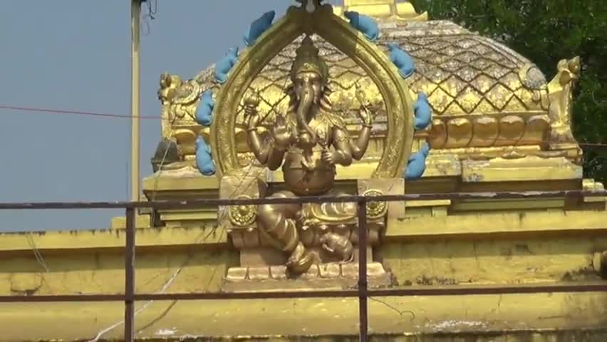 నర్సీపట్నం: సంకట చతుర్దశి సందర్భంగా శ్రీ బాల వినాయకుని ఆలయంలో విద్యార్థి విజయీభవ అనే సంకల్పంతో 1116 పెన్నులతో ప్రత్యేక పూజలు