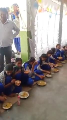 🙏
सादगी की मिसाल हमारी विधायक बहन #अनुपमा_रावत_जी
राजकीय प्राथमिक विद्यालय #जमालपुर कलां में बच्चों के साथ मिड डे मील