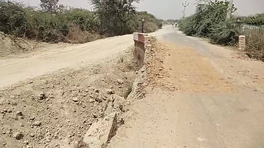 मोहनलालगंज: मोहनलालगंज क्षेत्र के करोरा खुझौली रोड पर टिकरा माइनर का पुल टूटा हजारों लोगों का आवागमन हो रहा बाधित
#pwd 
#cmyogi
