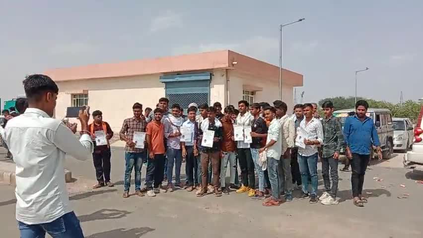 मेडिकल कॉलेज चूरू में माननीय राजेंद्र राठौड़ के जन्मदिवस पर दोपहर 3:00 बजे तक 3000 यूनिट के लगभग रक्तदान हो चुका है और अभी जारी है
#रक्तदान_महादान
