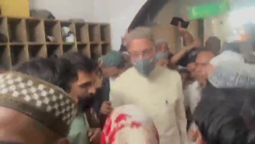 बैरिस्टर असदुद्दीन ओवैसी ने कल रात जहांगीरपुरी में अंसार के घरवालों से बात की। 

#AIMIM #AsaduddinOwaisi #Jahangirpuri
#Bulldozer
#StopBulldozingMuslimHouses