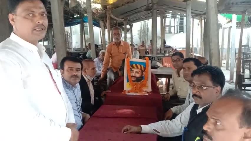 #विजयोत्सव की पूर्व संध्या पर #हाजीपुर में बाबू वीर कुंवर सिंह के तैल चित्र पर पुष्पांजलि एवं माल्यार्पण कर मनाया।