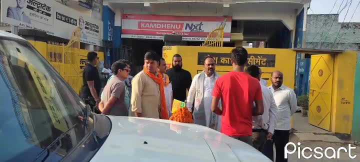 आज #खमरिया_नगर में भदोही के सांसद आदरणीय श्री डॉ रमेश_चंद_बिन्द जी नगर की  होनहार बिटिया नम्रता मौर्य जो कि रेलवे के लापरवाही से अब हम सब के बीच में नहीं है,इस दुःख की घड़ी में आदरणीय सांसद जी बिटिया के घर पहुंचकर हर संभव मदद का भरोसा दिए।