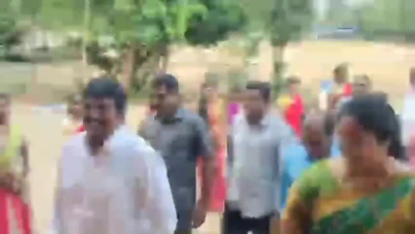 నర్సీపట్నం: నర్సీపట్నం గురుకుల పాఠశాలలో పది, ఇంటర్ విద్యార్థినుల వీడ్కోలు కార్యక్రమంలో పాల్గొన్న శాసనసభ్యుడు పెట్ల ఉమాశంకర్ గణేశ్‌
