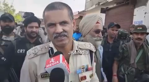 आज घाटी में दो आतंकवादियों को सैनिकों ने ढेर किया मुठभेड़ में 6 जवान ज़ख़्मी तथा एक जवान शहीद हो गया है उस हीरो को सलाम है #commando #commandosurender